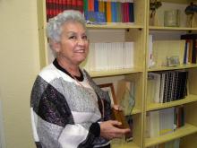 Vicenta Cortés Alonso recibe placa de Socia Honoraria de la Asociación Uruguaya de Archivólogos