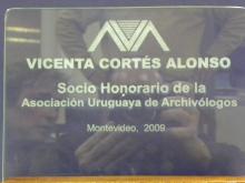Vicenta Cortés Alonso recibe placa de Socia Honoraria de la Asociación Uruguaya de Archivólogos
